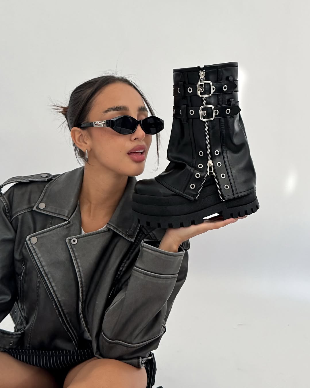 Dark Elegance Boots - Modelo apresentando as botas com estilo urbano