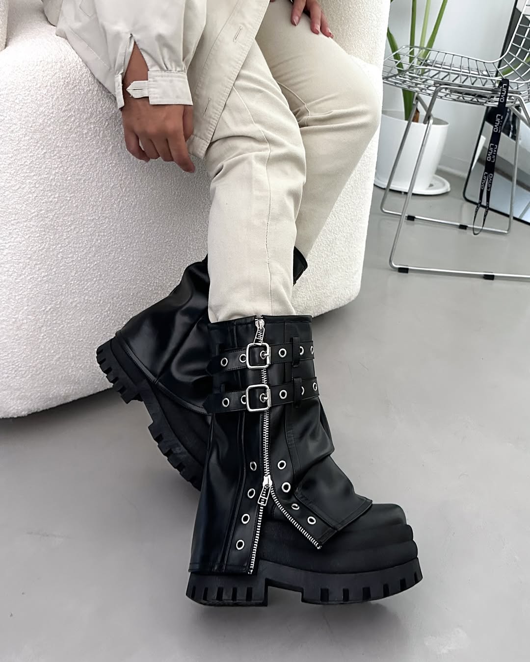 Dark Elegance Boots - Modelo usando as botas com look casual