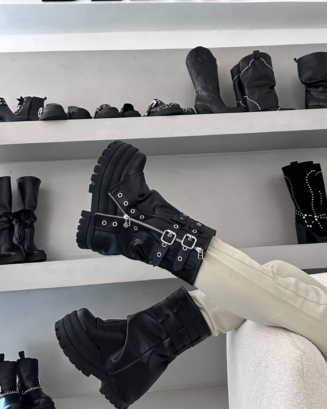 Dark Elegance Boots - Detalhe do solado tratorado e design lateral
