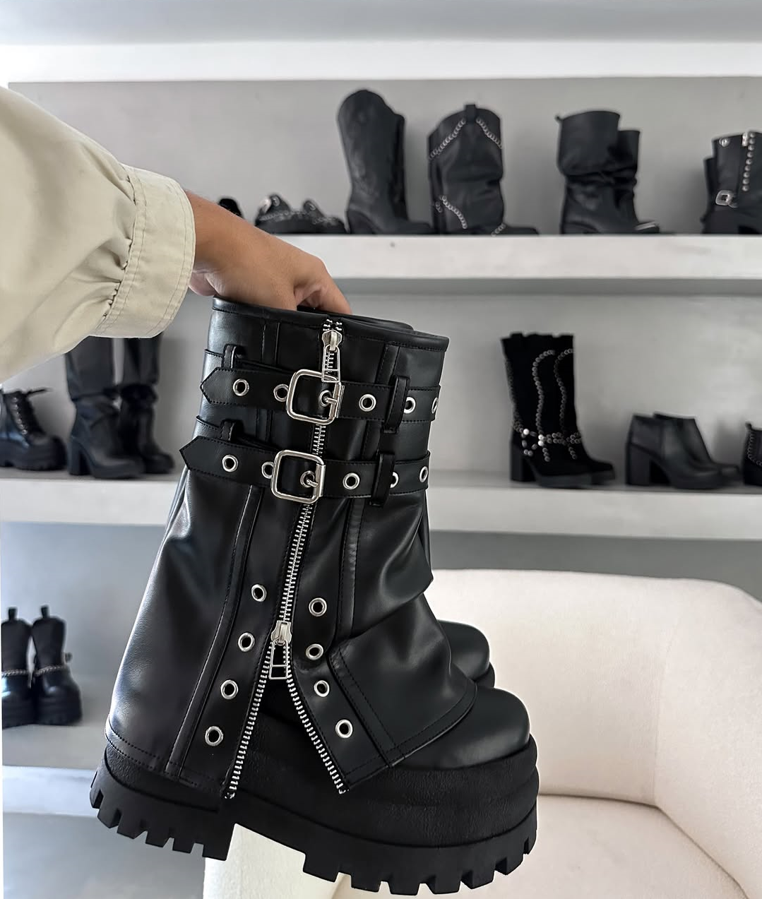 Dark Elegance Boots - Vista principal da bota com detalhes das fivelas e zíperes